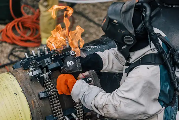 Opération de soudage à la flamme : station de compression de Fontenay-Mauvoisin (Yvelines)